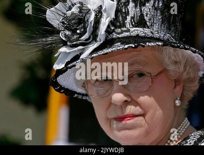 Washington, DC. 7th May, 2007. WASHINGTON - MAY 07: HRH Queen Elizabeth II participates in a ceremony on the South Lawn of the White House May 7, 2007 in Washington, DC. Queen Elizabeth II and Prince Philip, the Duke of Edinburgh are on a six day trip to the United States. (Photo by Mark Wilson/Getty Images) Credit: dpa/Alamy Live News Stock Photo