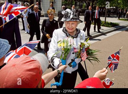 Washington, DC. 7th May, 2007. WASHINGTON - MAY 07: (AFP OUT) Her Majesty Queen Elizabeth II greets schoolchildren while walking from the White House to Blair House along Pennsylvania Avenue May 7, 2007 in Washington, DC. This is the queen's fifth official visit to the United States in fifty years. (Photo by Chip Somodevilla/Getty Images) *** Local Caption *** George W. Bush Credit: dpa/Alamy Live News Stock Photo