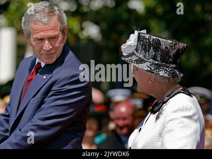 Washington, DC. 7th May, 2007. WASHINGTON - MAY 07: (AFP OUT) U.S. President George W. Bush and HRH Queen Elizabeth II take part in a ceremony on the South Lawn of the White House May 7, 2007 in Washington, DC. The queen and her husband, Prince Philip, the Duke of Edinburgh are on a six-day trip to the United States. (Photo by Mark Wilson/Getty Images) *** Local Caption *** George W. Bush;Queen Elizabeth II/dpa/Alamy Live News Stock Photo