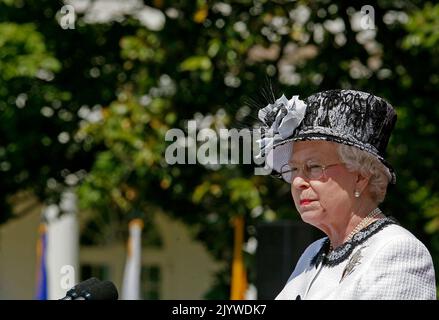 Washington, DC. 7th May, 2007. WASHINGTON - MAY 07: (AFP OUT) HRH Queen Elizabeth II speaks at a ceremony on the South Lawn of the White House May 7, 2007 in Washington, DC. Queen Elizabeth II and Prince Phillip, the Duke of Edinburgh are on a six day trip to the United States. (Photo by Mark Wilson/Getty Images) *** Local Caption *** Queen Elizabeth II/dpa/Alamy Live News Stock Photo