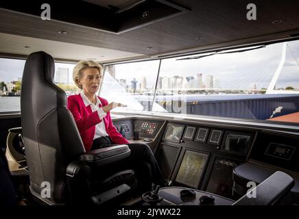 2022-09-08 17:24:27 ROTTERDAM - Ursula von der Leyen, the President of the European Commission during her visit to the Port of Rotterdam Authority. The visit was dominated by the Dutch Recovery and Resilience Plan (HVP), which the cabinet submitted to the European Commission. ANP KOEN VAN WEEL netherlands out - belgium out Stock Photo