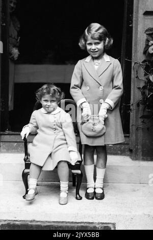 File photo dated 01/01/1933 of two year old Princess Margaret (seated) with her sister Princess Elizabeth (later Queen Elizabeth II) aged seven. The Queen died peacefully at Balmoral this afternoon, Buckingham Palace has announced. Issue date: Thursday September 8, 2022. Stock Photo