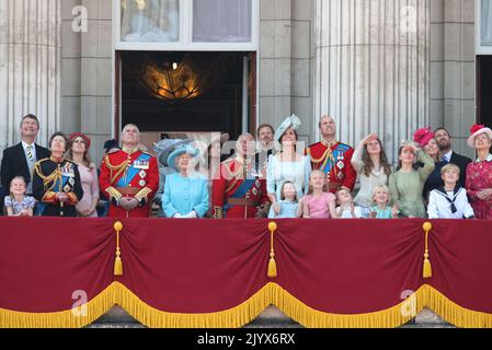 File photo dated 09/06/2018 of (left to right) Queen Elizabeth II, standing with members of the royal family, on the balcony of Buckingham Palace, in central London, following the Trooping the Colour ceremony at Horse Guards Parade as the Queen celebrates her official birthday. The Queen died peacefully at Balmoral this afternoon, Buckingham Palace has announced. Issue date: Thursday September 8, 2022. Stock Photo