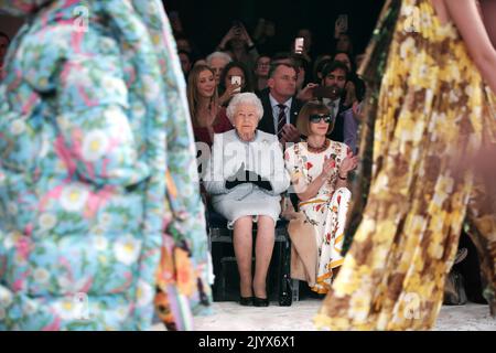 File photo dated 20/02/2018 of Queen Elizabeth II sitting next to Anna Wintour (right) as they view Richard Quinn's runway show before presenting him with the inaugural Queen Elizabeth II Award for British Design during a visit to the London Fashion Week's BFC Show Space in central London. The Queen died peacefully at Balmoral this afternoon, Buckingham Palace has announced. Issue date: Thursday September 8, 2022. Stock Photo