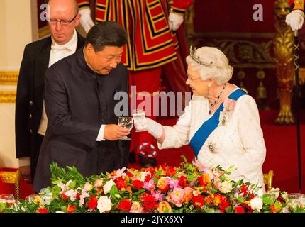 File photo dated 20/10/2015 of Chinese President Xi Jinping with Queen Elizabeth II at a state banquet at Buckingham Palace, London, during the first day of his state visit to the UK. The Queen died peacefully at Balmoral this afternoon, Buckingham Palace has announced. Issue date: Thursday September 8, 2022.