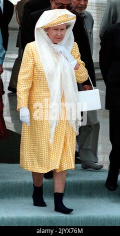 File photo dated 07/10/1997 of Queen Elizabeth II touring the Shah Faisal Mosque in Islamabad. The Queen died peacefully at Balmoral this afternoon, Buckingham Palace has announced. Issue date: Thursday September 8, 2022. Stock Photo