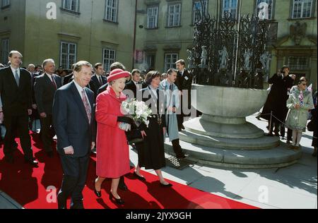 ***FILE PHOTO*** Queen Elizabeth II, 2nd from left, and Czech President Vaclav Havel, left, visit courtyard of the Brno Town Hall, Czech Republic, on March 28, 1996. Third from left is seen Brno Mayor Dagmar Lastovecka. (CTK Photo/Otto Ballon Mierny) Stock Photo