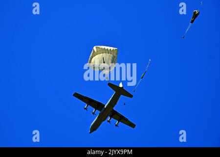 Aviano, Italy. 10th Aug, 2022. U.S. Army Paratroopers assigned to the 54th Brigade Engineer Battalion, 173rd Airborne Brigade, conduct an airborne operation from a U.S. Air Force 86th Air Wing C-130 Hercules aircraft onto Juliet Drop Zone in Pordenone, Italy on Aug. 10, 2022. The 173rd Airborne Brigade is the U.S. Army Contingency Response Force in Europe, capable of projecting ready forces anywhere in the U.S. European, Africa or Central Commands' areas of responsibility. Credit: U.S. Army/ZUMA Press Wire Service/ZUMAPRESS.com/Alamy Live News Stock Photo