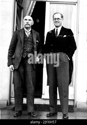 Mr. Joseph Kennedy Visits Eire President : Mr. Joseph Kennedy, the American Ambassador to Britain, flew to Dublin yesterday, to meet the President and members of the Government. Mr. Joseph Kennedy photographed with Dr. Douglas Hyde, President of Eire, at the Vice-Regal Lodge in Dublin yesterday. July 08, 1938. (Photo by Keystone). Stock Photo