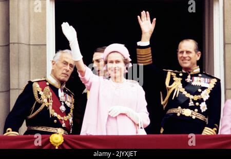 File photo dated 7/6/1977 of Earl Mountbatten of Burma (left), Queen Elizabeth II and the Duke of Edinburgh waving from the balcony of Buckingham Palace after the Silver Jubilee procession. The Queen's 1977 Silver Jubilee saw millions celebrating her reign at street parties across the country and the affection shown by crowds was a surprise even to the Queen. Issue date: Thursday September 8, 2022. Stock Photo