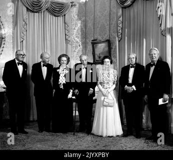 File photo dated 4/12/1985 of Margaret Thatcher joined by Queen Elizabeth II and five former PMs at 10 Downing Street, London, as the PM hosted a dinner celebrating the 250th anniversary of the residence becoming the London home of Prime Ministers. (L-R) James Callaghan, Lord Home, Harold Macmillan, MargaretThatcher, Lord Stockton, the Queen, Lord Wilson and Edward Heath. The Queen saw 13 Prime Ministers come and go during her reign - with Boris Johnson as the 14th. Issue date: Thursday September 8, 2022. Stock Photo