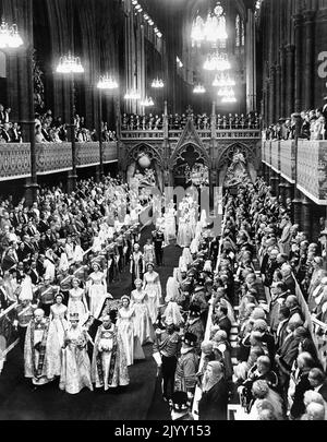 File photo dated 02/06/53 of Queen Elizabeth II at her coronation in Westminster Abbey. The Queen's coronation, rich in religious significance, was a morale boost for a nation starved of pageantry by the war, and for a day street parties banished the hardship of rationing and shortages and even atrocious, unseasonal weather did not dampen the enthusiasm. Issue date: Thursday September 8, 2022. Stock Photo