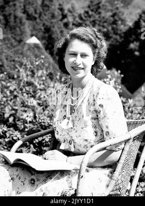 File photo dated 19/4/1947 of Princess Elizabeth - later Queen Elizabeth II - posing informally during the Royal visit to the Natal National Park in a picture issued to mark her 21st birthday. The Queen pledged at the age of 21 that she would serve as monarch for her entire life. Issue date: Thursday September 8, 2022. Stock Photo