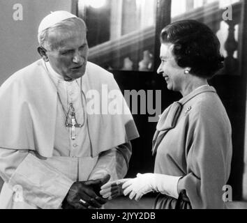 File photo dated 28/5/1982 of Pope John Paul II and Queen Elizabeth II meeting at Buckingham Palace, London. Issue date: Thursday September 8, 2022. Stock Photo