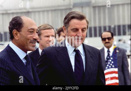 US Vice President, Walter Mondale (right), bids farewell to Egyptian President, Anwar el-Sadat (left), on his departure from a state visit to the US. 1978 Stock Photo