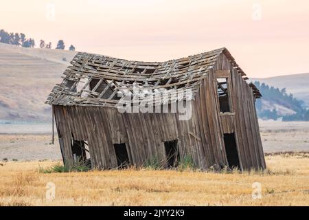 USA, Washington State, Whitman County. Palouse. Old Barn  in the Palouse hills. Stock Photo