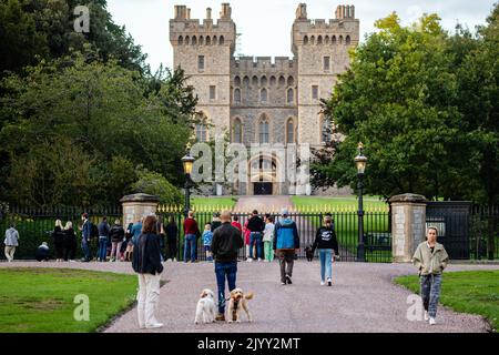 Windsor, UK. 8th September, 2022. Local residents pay their respects or leave flowers outside the gates of Windsor Castle shortly after the announcement by Buckingham Palace of the death of Queen Elizabeth II. Queen Elizabeth II, the UK's longest-serving monarch, died at Balmoral in the afternoon aged 96 after a reign lasting 70 years. Credit: Mark Kerrison/Alamy Live News Stock Photo