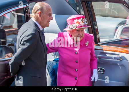 London, UK. 8 September 2022. FILE PHOTO Queen Elizabeth II, Britain's longest reigning monarch has died aged 96. Photo taken 20 April 2016 shows The Queen and The Duke of Edinburgh visiting the Royal Mail Windsor delivery office on William Street in Windsor. Taking place during the week of The Queen's 90th Birthday, the visit marked the 500th Anniversary of the Postal Service.   Credit: Stephen Chung / Alamy Live News Stock Photo