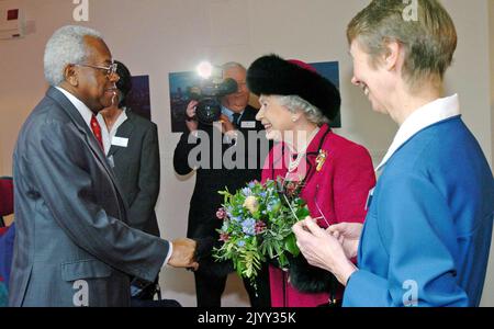 File photo dated 20/2/2004 of Queen Elizabeth II meeting broadcaster Sir Trevor McDonald, a patron of Douglas House, a respite care home for young people with life-limiting genetic conditions, Oxford. Issue date: Thursday September 8, 2022. Stock Photo