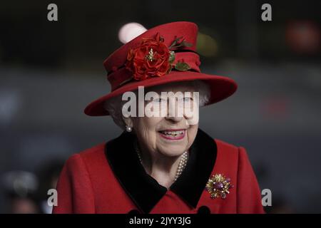 File photo dated 22/5/2021 of Queen Elizabeth II during a visit to HMS Queen Elizabeth at HM Naval Base, Portsmouth, ahead of the ship's maiden deployment. Issue date: Thursday September 8, 2022. Stock Photo