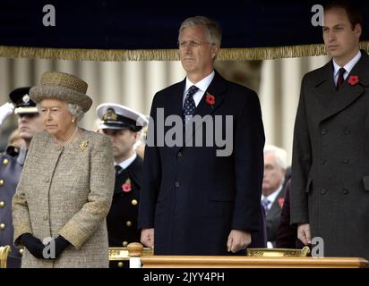 20141106 - LONDON, UNITED KINGDOM: Britain's Queen Elizabeth II, King Philippe - Filip of Belgium and Prince William, Duke of Cambridge pictured during a royal visit to the inauguration of the 'Flanders Fields Memorial Garden' World War I memorial in London, the United Kingdom, Thursday 06 November 2014. BELGA PHOTO ERIC LALMAND Stock Photo