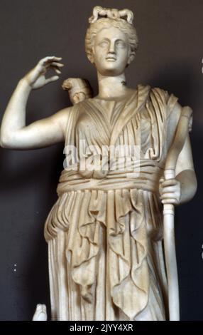 Statue of Diana (Artemis Stock Photo - Alamy