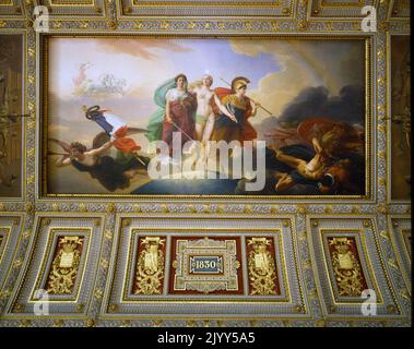 Symbol of Louis XIV the Sun King on the golden gate of Versailles Castle  Stock Photo - Alamy