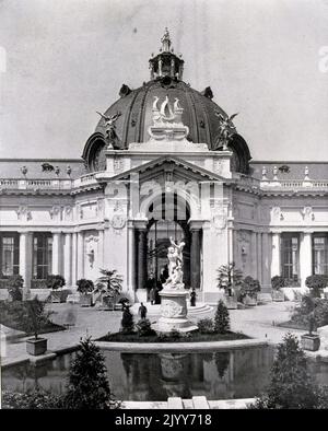 Exposition Universelle (World Fair) Paris, 1900; Black and white photograph of the interior garden of the Little Palace. Stock Photo