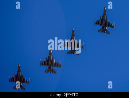 A four-ship of U.S. Air Force F-16C Fighting Falcons, assigned to the 555th Fighter Squadron from the 31st Fighter Wing, Aviano Air Base, Italy, prepare to land at Royal Air Force Base Lakenheath, United Kingdom, Aug. 24, 2022, in preparation for the Royal Air Force’s Cobra Warrior 2022 exercise. The partnerships created through recurring training events, like Cobra Warrior, better support NATO’s ability to employ a strategic force in theater whenever called upon.  (U.S. Air Force photo by Tech. Sgt Miquel Jordan) Stock Photo