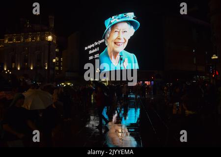 London, UK. 8th Sep, 2022. Piccadilly Lights in Piccadilly Circus display a tribute as Queen Elizabeth II dies, aged 96. Credit: Vuk Valcic/Alamy Live News Stock Photo