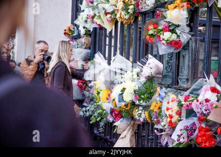 London, UK. 08th Sep, 2022. Flowers laid by the public seen on the gate of the Buckingham Palace as a farewell to the Queen Elizabeth II. Public are arriving at the Buckingham Palace to mourn the death of Queen Elizabeth II. The Royal Family announced the death of the 96 year old Queen Elizabeth II this evening. She is the longest-reigning Monarch in the UK, recently celebrated her 70th Jubilee anniversary in June. Credit: SOPA Images Limited/Alamy Live News Stock Photo