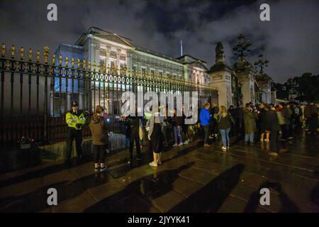 LONDON, ENGLAND - SEPTEMBER 08: Crowds gather in front of Buckingham Palace to pay their respects following the death today of Queen Elizabeth ,Credit: Horst A. Friedrichs Alamy Live News Stock Photo