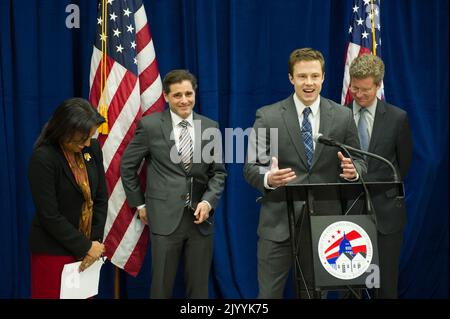 Secretary Shaun Donovan participating in press conference announcement, at the Southwest Family Enhancement Center in Washington, D.C., of the launch of a digital literacy initiative as part of the national effort to close the broadband adoption gap. Joining Secretary Donovan in highlighting the public-private partnership for community connections were Federal Communications Commission (FCC) Chairman Julius Genachowski; Washington, D.C. Housing Authority Executive Director, Adrianne Todman; Institute of Museum and Library Services Director, Susan Hildreth; Connect2Compete Chief Executive Offic Stock Photo