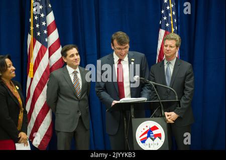 Secretary Shaun Donovan participating in press conference announcement, at the Southwest Family Enhancement Center in Washington, D.C., of the launch of a digital literacy initiative as part of the national effort to close the broadband adoption gap. Joining Secretary Donovan in highlighting the public-private partnership for community connections were Federal Communications Commission (FCC) Chairman Julius Genachowski; Washington, D.C. Housing Authority Executive Director, Adrianne Todman; Institute of Museum and Library Services Director, Susan Hildreth; Connect2Compete Chief Executive Offic Stock Photo