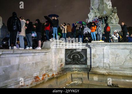 LONDON, ENGLAND - SEPTEMBER 08: Crowds gather on the Victoria Memorial in front of Buckingham Palace following the death today of Queen Elizabeth II ,Credit: Horst A. Friedrichs Alamy Live News Stock Photo