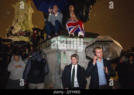 LONDON, ENGLAND - SEPTEMBER 08: Crowds gather on the Victoria Memorial in front of Buckingham Palace following the death today of Queen Elizabeth II ,Credit: Horst A. Friedrichs Alamy Live News Stock Photo