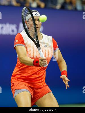 New York, USA, 8th,September, 2022. Tunisian tennis player Ons Jabeur in action during the US  Open  tournament at the Billie Jean King National Tennis Center on Thursday 09 August 2022. © Juergen Hasenkopf / Alamy Live News Stock Photo