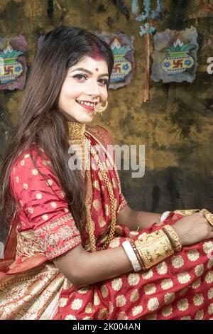 Bengali married women in traditional sari at Indian festival Stock Photo