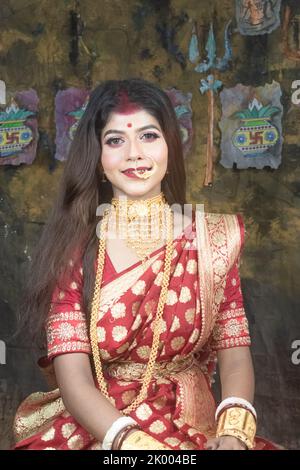 Bengali married women in traditional sari at Indian festival Stock Photo