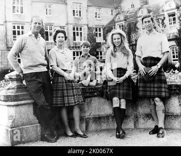 Oct. 31, 1972 - Balmoral, Scotland, U.K. - QUEEN ELIZABETH II and PRINCE PHILIP with their children PRINCE EDWARD, back center, PRINCE ANDREW, center front, PRINCE CHARLES, right, and PRINCESS ANNE, second right, pose for a photo in plaid outside their Scottish home. (Credit Image: © Keystone Press Agency/ZUMA Press Wire) Stock Photo