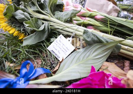 THE HAGUE - Netherlands, 2022-09-09 08:18:22 THE HAGUE - There are flowers at the British embassy on the Lange Voorhout because of the death of Queen Elizabeth II. There are also a few candles burning and the flag is at half mast. ANP LAURENS VAN PUTTEN netherlands out - belgium out Stock Photo