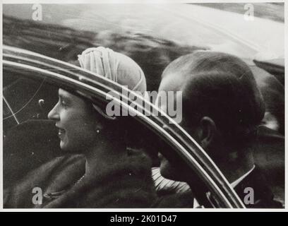 Public appearances - New York (State) - New York - Queen Elizabeth II and Prince Philip in a car 1957 - Rizzuto, Angelo. Stock Photo