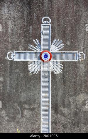 Souvenir Français. Croix en pierre sur une pierre tombale en granit. Saint-Gervais-les-Bains. Haute-Savoie. Auvergne-Rhône-Alpes. France. Europe. Stock Photo