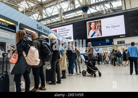 London, UK. 9th Sep, 2022. A portrait of Her Majesty Queen Elizabeth II is displayed at Waterloo station London in tribute as the nation begins a 10 day period of mourning. Queen Elizabeth died on Wednesday 8 September who the longest serving British monarch and will be succeeded by her son . Credit: amer ghazzal/Alamy Live News Stock Photo