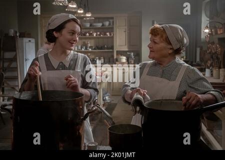 DOWNTON ABBEY: A NEW ERA (2022) SOPHIE MCSHERA  LESLEY NICOL  SIMON CURTIS (DIR)  FOCUS FEATURES/MOVIESTORE COLLECTION Stock Photo