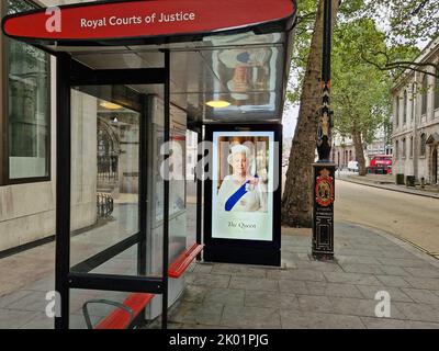 A tribute to Queen Elizabeth II on a bus stop outside the Royal Courts of Justice in central London, following the death of Queen Elizabeth II on Thursday. Picture date: Friday September 9, 2022. Stock Photo