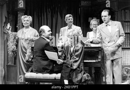 l-r: Margaret Courtenay (Elsa von Grossenkneuten), Robert Austin (Roger Hopewell), Sheila Steafel (Bernice Roth), Tom Baker (Ken de la Maize), Maria Friedman (Nikki Crandall), Simon Cadell (Eddie McCuen) in THE MUSICAL COMEDY MURDERS OF 1940 by John Bishop at the Greenwich Theatre, London SE10  28/03/1988  original music: Ted Dimons  design: Peter Rice  lighting: Mick Hughes  director: Peter Farago Stock Photo