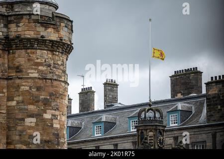 Edinburgh, United Kingdom. 09 September, 2022 Pictured: The Standard of Scotland flies at half-mast over the Palace of Holyroodhouse in commemoration of the death of HM Queen Elizabeth II. Credit: Rich Dyson/Alamy Live News Stock Photo