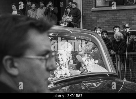 Queen Elizabeth II opens the new Engineering building (named The Queen's Buildings) at Cardiff University, Wales, UK in October 1993. Archive photograph: Rob Watkins/Alamy Stock Photo