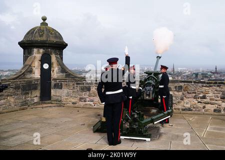 Members of 105 Regiment Royal Artillery during the Gun Salute at Edinburgh Castle to mark the death of Queen Elizabeth II on Thursday. Picture date: Friday September 9, 2022. Stock Photo